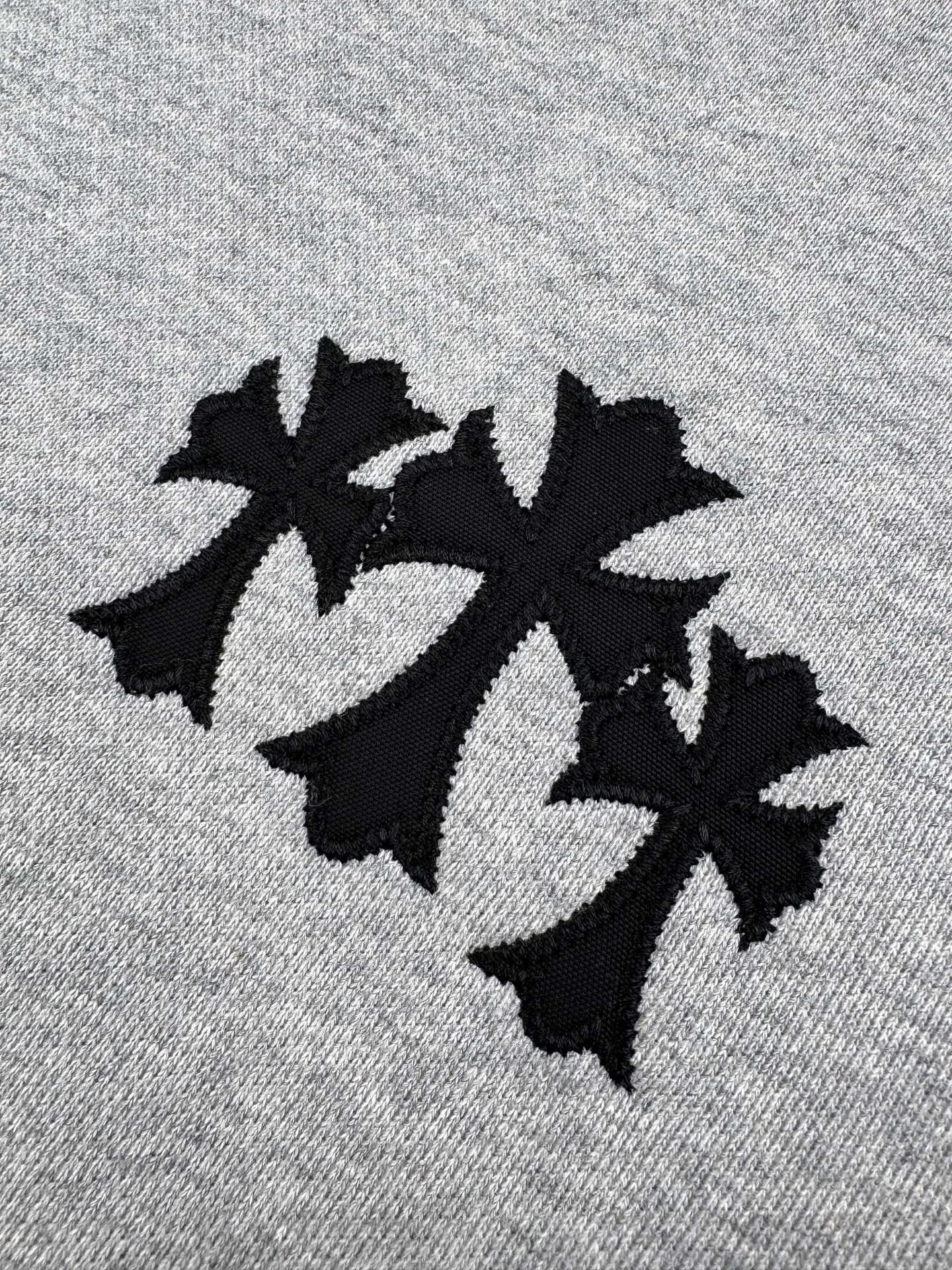 P470 Chrome Hearts Logo Hooded Sweatshirt Customized heavy fortress intertwined air cotton, full of texture, thick and solid, based on high-end ash tones, with a beauty that coexists with vicissitudes of life and elegance. With the Chrome Hearts cross patch embroidery decoration on the chest, it becomes the ultimate interpretation of dark gothic style. Unobtrusive but with an indescribable aura, interpreting the perfect blend of retro and luxury. Process 1: Using imported machine patch embroidery technology, using advanced computer control systems and precision mechanical components to realize the Chrome Hearts logo patch embroidery operation, showing an embroidery effect with both clarity and three-dimensionality. Process 2: The fabrics have been washed and have a better hand feel. Not easy to deform, not easy to shrink, not easy to fade, and maintain long-term beauty. Accessories: Customized 1:1 CH iron plate Customized 1:1 CH trademark Fit: Loose fit Size: S M L XL Style number: CC912